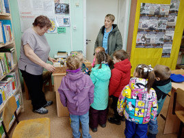 Экскурсия в "Школьную библиотеку" Экскурсия в "Школьную библиотеку".
